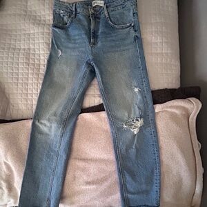 Zara - Size 6/28 frayed jeans